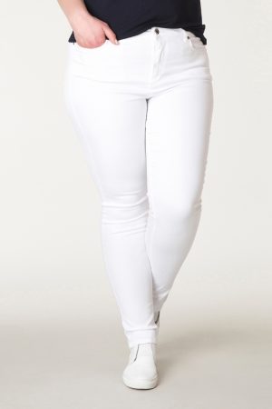 Długie białe jeansy plus size („śnieżny puch na pupci”)