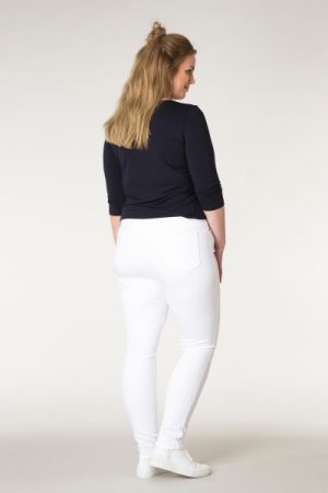 Długie białe jeansy plus size („śnieżny puch na pupci”)