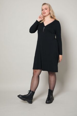 CZARNA TRAPEZOWA SUKIENKA PLUS SIZE bardzo komfortowa z cyrkoniami przy dekoldzie