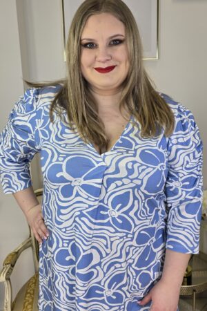 BŁĘKITNA TUNIKA ZE WZOREM i BUFIASTYMI RĘKAWAMI