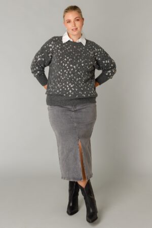 CIEKAWY DAMSKI SWETEREK Z CEKINAMI PLUS SIZE w uniwersalnym szarym kolorze
