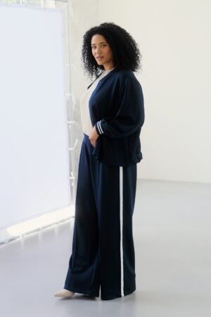 BLUZA PLUS SIZE typu bomberka w granatowym kolorze