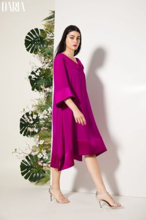 WYTWORNA SUKIENKA Z ROZKLOSZOWANYM KROJEM I OZDOBNYM DEKOLTEM