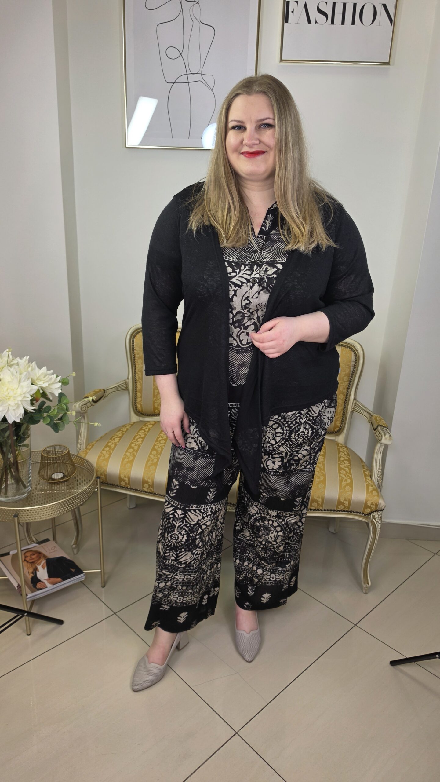 DWUCZĘŚCIOWY KOMPLET PLUS SIZE BLUZECZKA I SPODNIE WE WZORY - obrazek 2