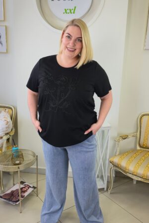 CZARNA BLUZKA PLUS SIZE Z KRÓTKIM RĘKAWKIEM I OZDOBĄ niezwykle przyjemna w dotyku