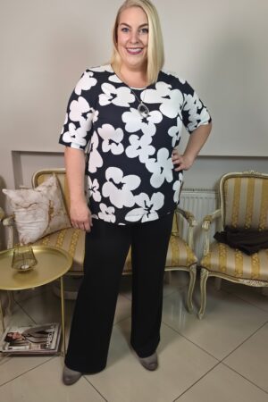 BIAŁO-CZARNA BLUZECZKA W KOMFORTOWYM I JEDNOCZEŚNIE ELEGANCKIM STYLU