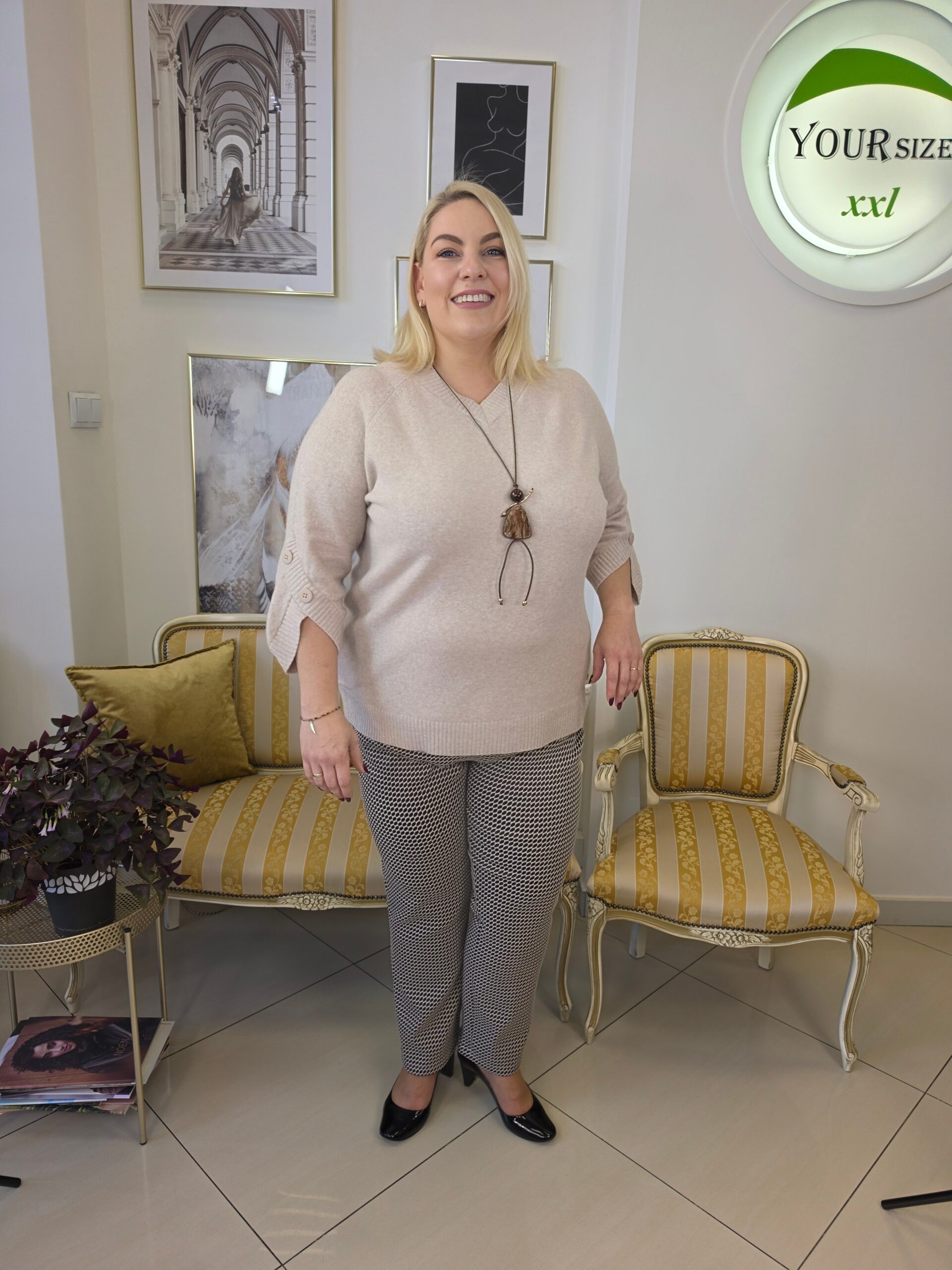 Damskie elastyczne spodnie plus size z geometrycznym wzorem na całości - marki HAJO - obrazek 7