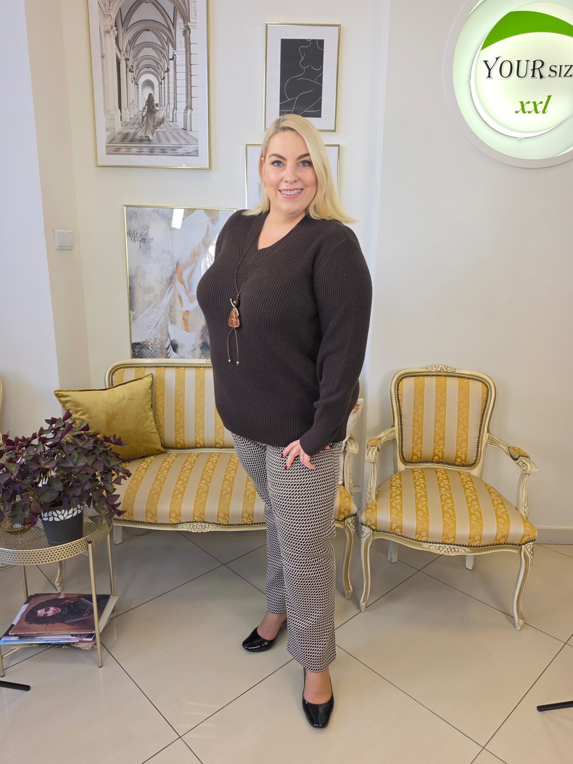 Damskie elastyczne spodnie plus size z geometrycznym wzorem na całości - marki HAJO - obrazek 4