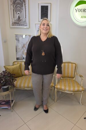 BRĄZOWY MODNY DAMSKI SWETER Z DEKOLTEM V plus size