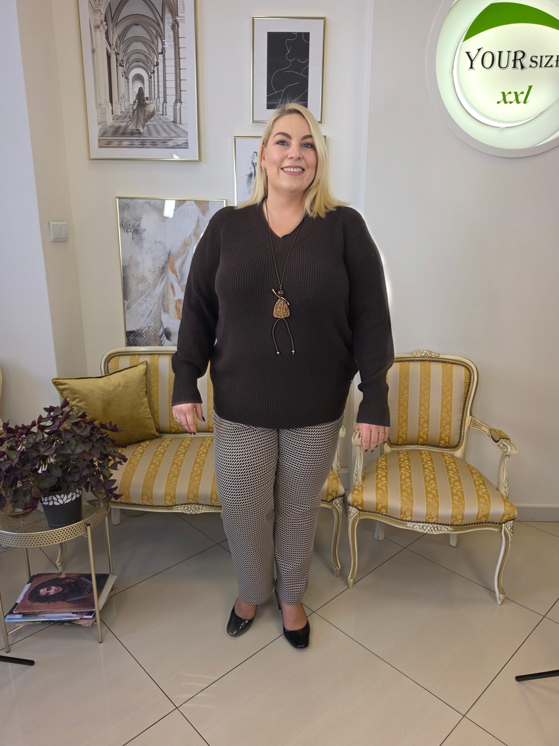 damski sweter z dekoltem V plus size